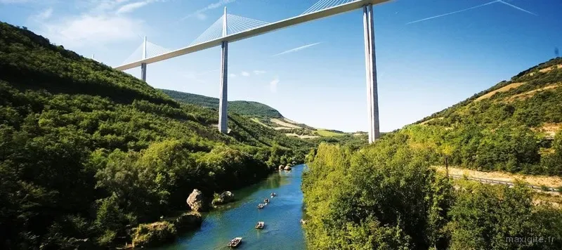 Vue panoramique depuis l'Hôtel du Larzac sur les paysages lunaires du Causse et le viaduc de Millau
