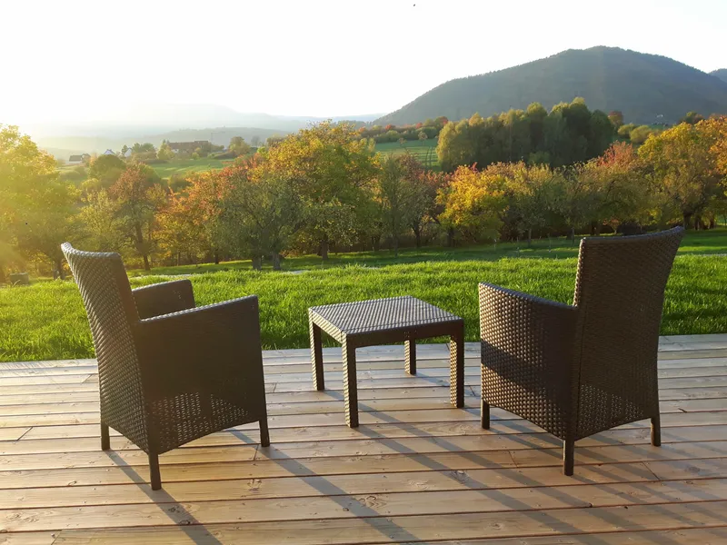 Grande terrasse panoramique du gîte avec mobilier extérieur et vue sur les Vosges du Nord