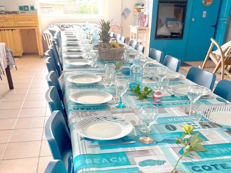 Grande salle à manger de la Villa Keromer pour les repas de groupe de 30 personnes
