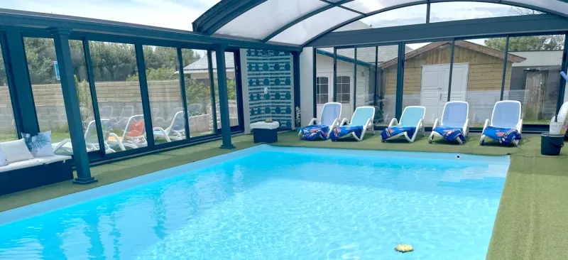 Villa Keromer vue extérieure, demeure bretonne en granit avec piscine et terrasse