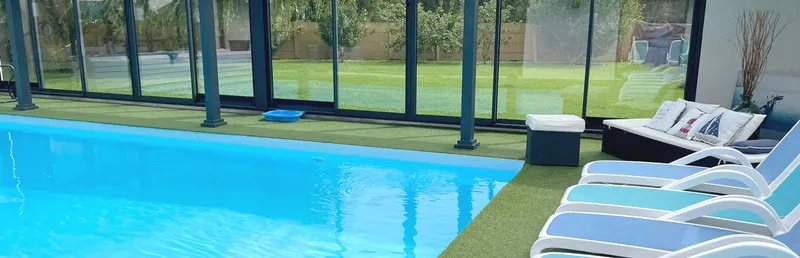 Piscine chauffée de la Villa Keromer avec espace détente et transats