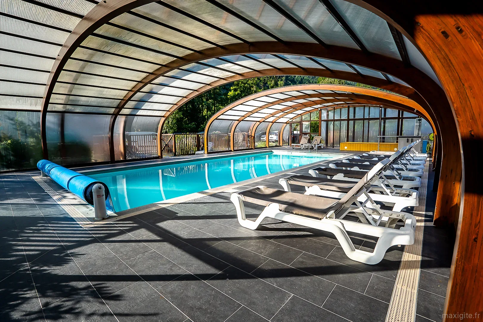 Piscine chauffée et espace SPA inclus dans le séjour