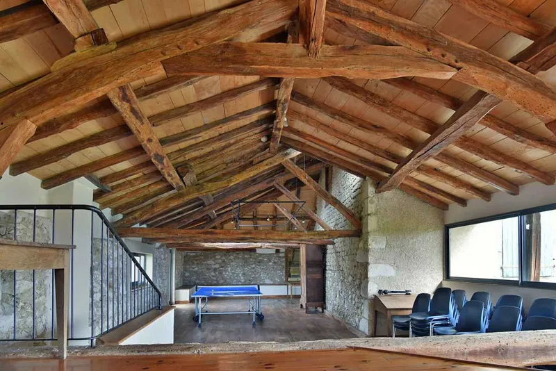 Salle de séminaire du Pied du Rist équipée pour les réunions et formations de groupe
