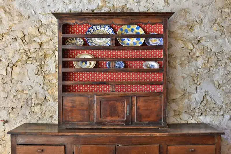 Intérieur authentique du gîte de caractère avec vaisselier ancien et décoration rustique