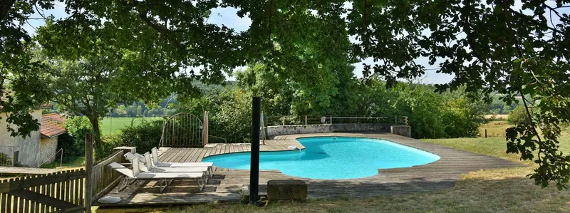 Façade du gîte de groupe en Haute-Garonne, corps de ferme en pierre du Comminges