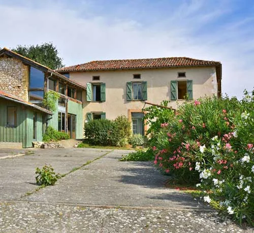 Gîte de groupe Le Pied du Rist à Blajan — Le Pied du Rist, ferme restaurée en Haute-Garonne avec vue sur les Pyrénées, capacité 20 personnes