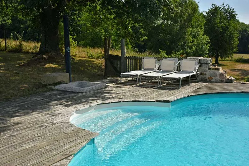 Piscine privée du Pied du Rist avec terrasse ensoleillée dans le Comminges pyrénéen