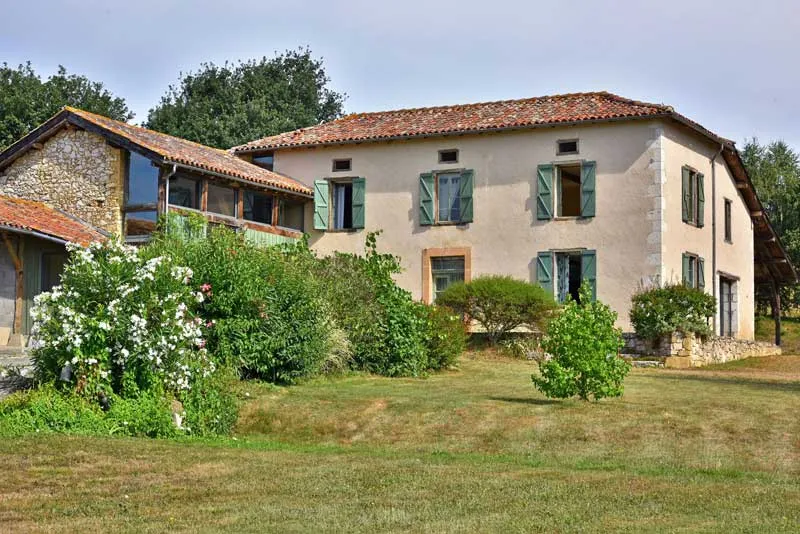 Vue extérieure du grand gîte de Haute-Garonne avec jardins et espace de vie outdoor
