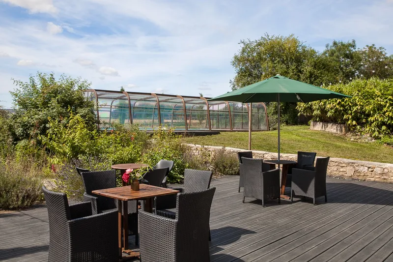 Terrasse du Domaine de la Cour avec vue sur le parc normand et les jardins