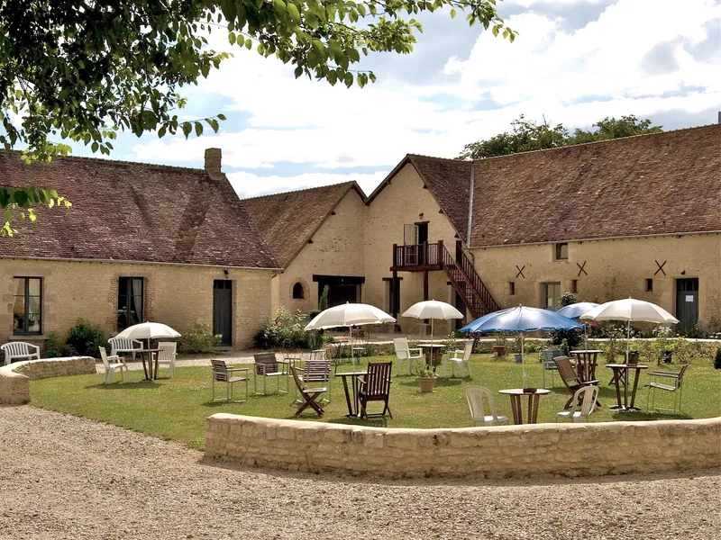 Cour centrale pavée du Domaine de la Cour, espaces de vie extérieurs pour les événements
