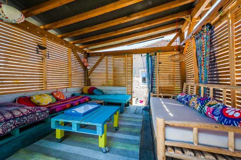 Espace extérieur des Hauts Jardins avec terrasse et vue panoramique sur la vallée du Mouzon
