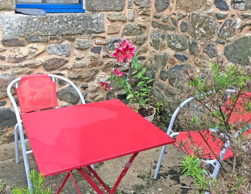 Gîte des Camélias à Keranguern, bâtisse en granite breton avec jardin fleuri