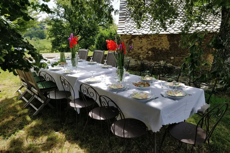 Table de repas champêtre du Cayla, espace de vie extérieur pour les repas de groupe en Auvergne