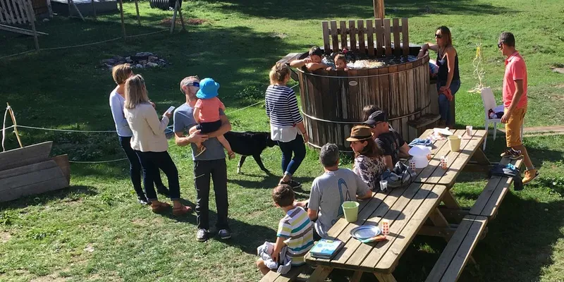 Espace extérieur du Tucaou avec jardin et vue sur les Hautes-Pyrénées en été