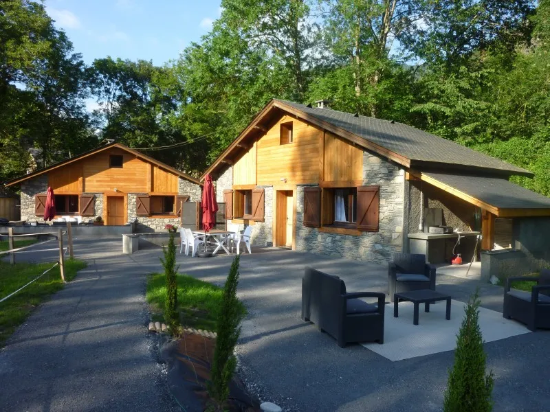 Les deux chalets du Tucaou dans les Hautes-Pyrénées avec vue sur les sommets de Camous