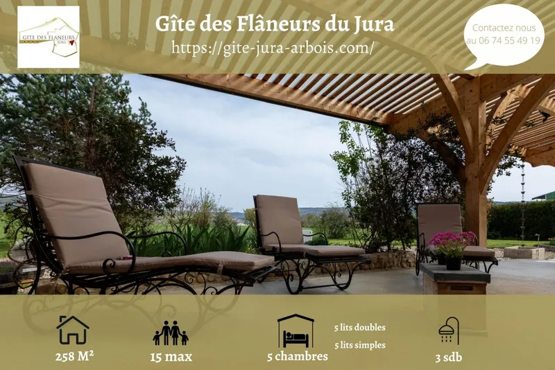 Terrasse plein sud du gîte pour la détente avec vue sur le vignoble jurassien d'Arbois