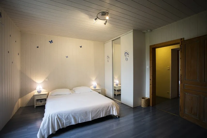 Vue de la chambre Gîte des Flâneurs, maison jurassienne typique à Villette-les-Arbois