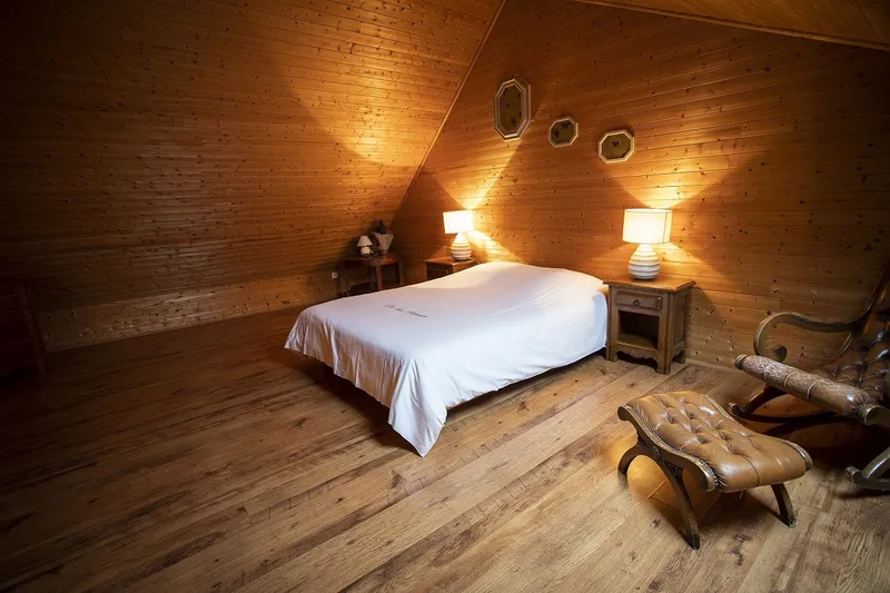 Chambre double du Gîte des Flâneurs, décoration naturelle et lumineuse en Franche-Comté