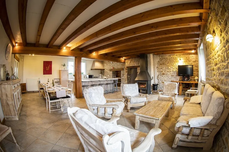 Gîte des Flâneurs du Jura à Villette-les-Arbois, maison de village dans les vignes