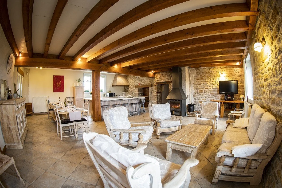 Gîte de groupe Gîte des Flâneurs du Jura à Villette-les-Arbois — Gîte des Flâneurs du Jura à Villette-les-Arbois, maison de village dans les vignes, capacité 15 personnes