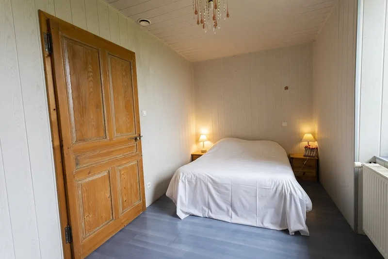 Chambre du rez-de-chaussée avec accès jardin, Gîte des Flâneurs du Jura à Arbois