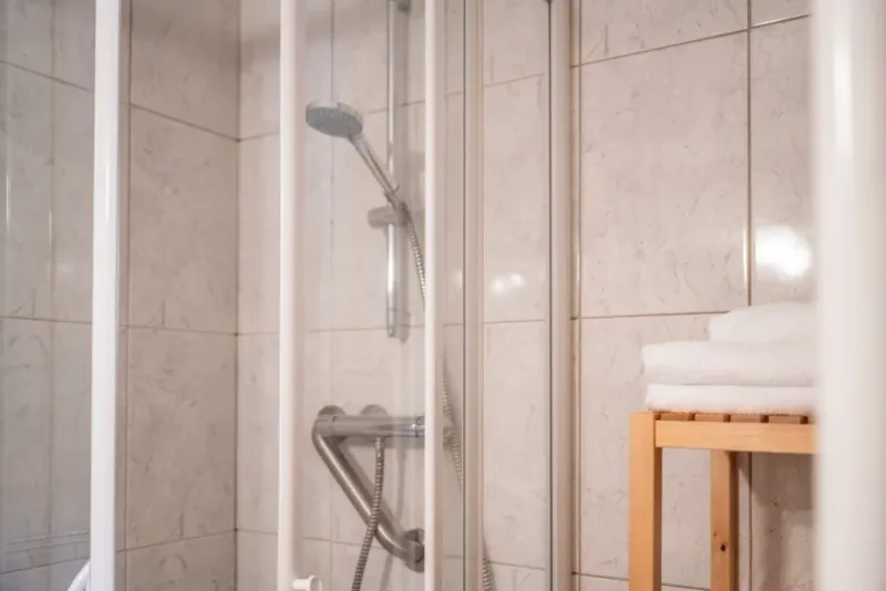 Sdb confortable du chalet alsacien avec décoration bois et lumière naturelle
