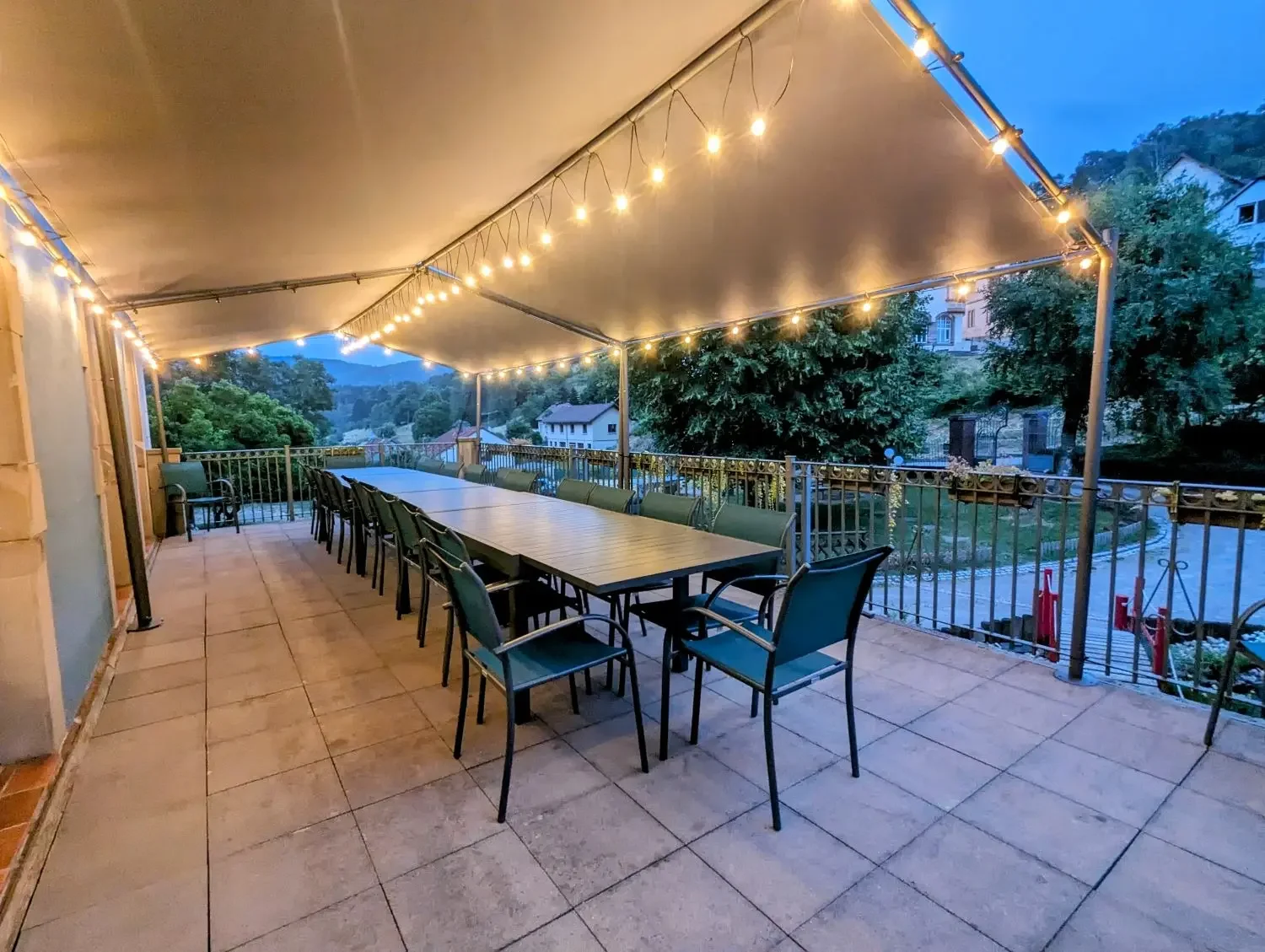 Gîte de groupe Gîte Le Tilleul Bleu à Wildersbach — Terrasse du Tilleul Bleu la nuit, chalet de groupe Alsace-Vosges illuminé sous les étoiles, capacité 22 personnes