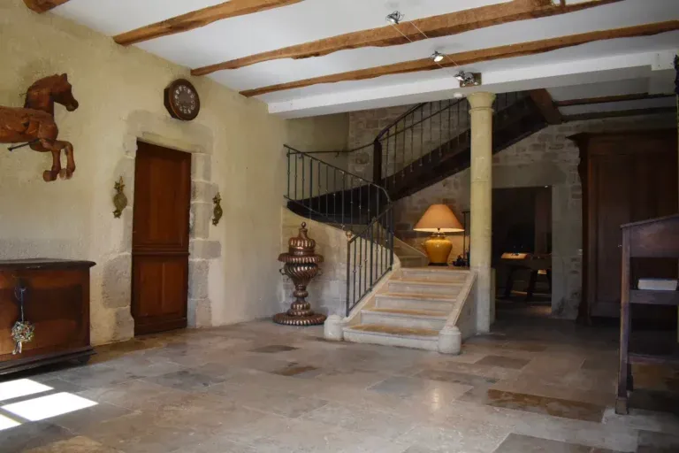 Entrée de L'Ayral, longère de pierre renovée à Gaillac-d'Aveyron dans le Rouergue