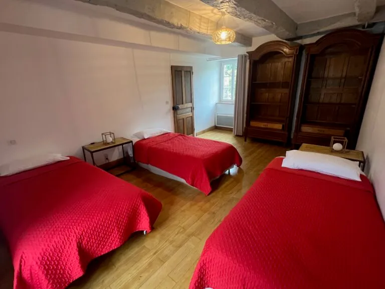 Espace intérieur de L'Ayral avec salon et décoration contemporaine en Aveyron