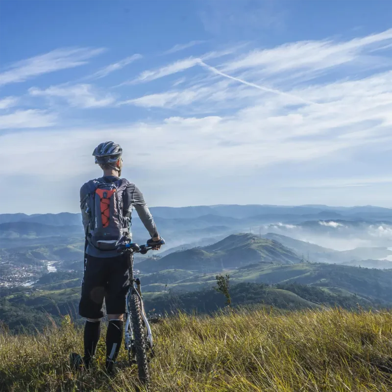 Panorama depuis L'Ayral sur les vallées et les causse de l'Aveyron, idéal pour le vélo