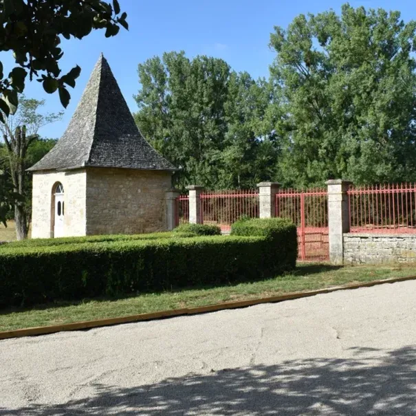 Terrain de pétanque de L'Ayral avec vue sur les collines aveyronnaises du Rouergue
