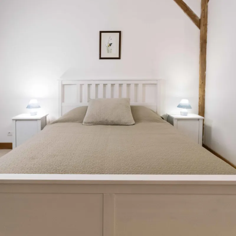 Chambre du Domaine de Cugnac avec vue sur le parc et les bois périgordins