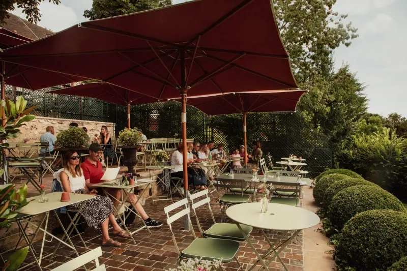 Jardin clos de La Dîme de Giverny avec végétation normande et espace extérieur privé