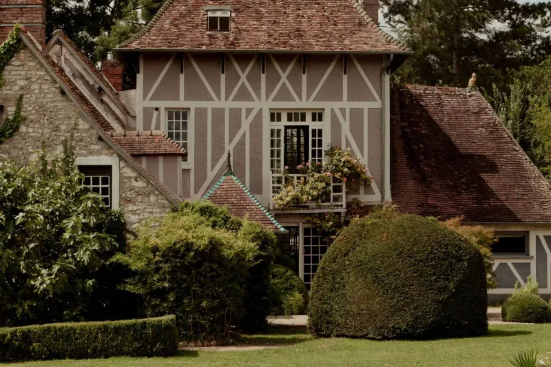 Salon intérieur de La Façade de La Dîme de Giverny, demeure normande en colombages du XVIIe siècle à Giverny (Eure) avec cheminée monumentale et poutres apparentes normandes