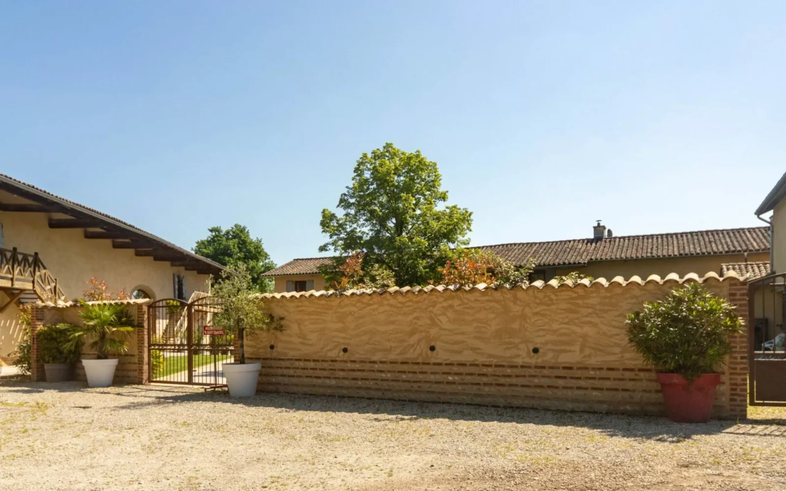 Gîte de groupe Le Charmay à Sandrans — Domaine du Charmay à Sandrans dans l'Ain avec étang privé et paysage de la Dombes, capacité 44 personnes