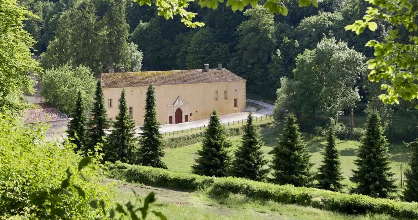 Gîte de groupe Abbaye du Val des Choues à Villiers-le-Duc — Abbaye du Val des Choues à Villiers-le-Duc, édifice cistercien du XIIIe siècle en Bourgogne, capacité 30 personnes