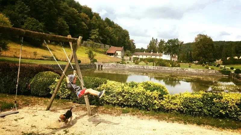 Espaces de jeux et de détente dans les jardins de l'Abbaye du Val des Choues en Bourgogne