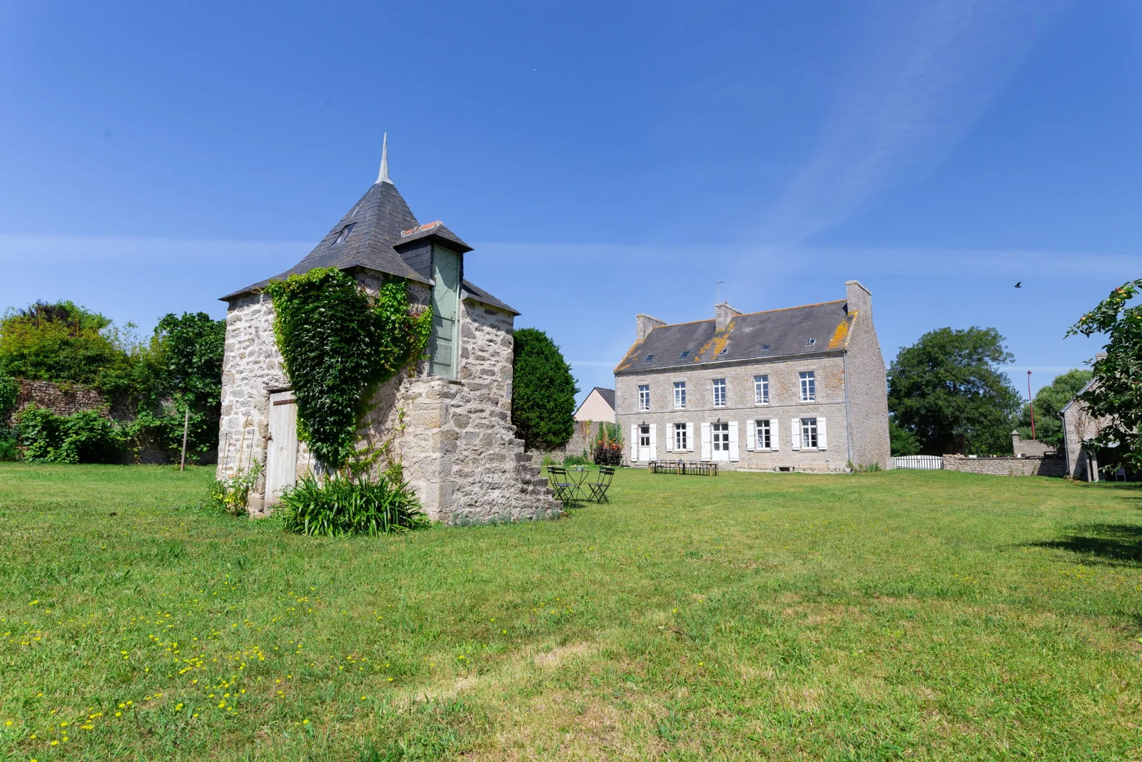 Gîte de groupe Le Presbytère de Plomeur à Plomeur — Façade principale du Presbytère de Plomeur avec jardin verdoyant, capacité 22 personnes