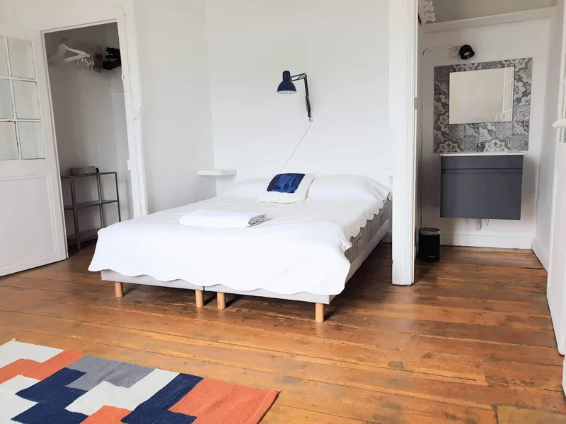Chambre double rénovée avec vue sur le jardin