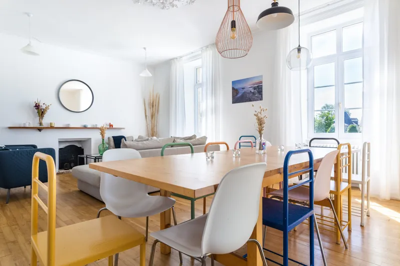 Salon commun spacieux avec mobilier breton contemporain
