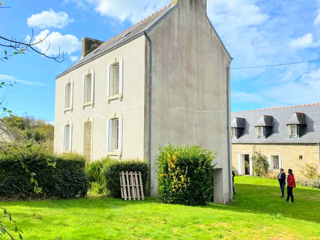 Gîte de groupe Domaine de La Pommeraie à Pouldreuzic — Vue d'ensemble du Domaine de La Pommeraie avec ses deux maisons bretonnes, capacité 20 personnes