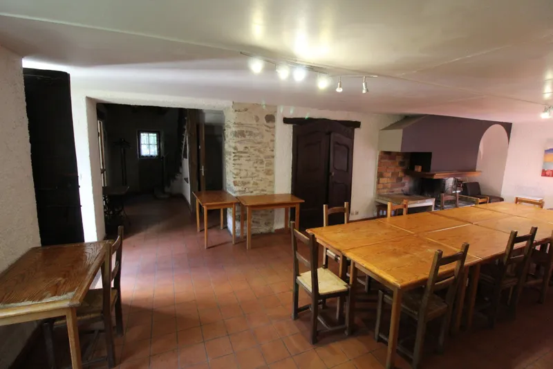 Vue du hameau de Lacan entouré de collines du Haut-Languedoc
