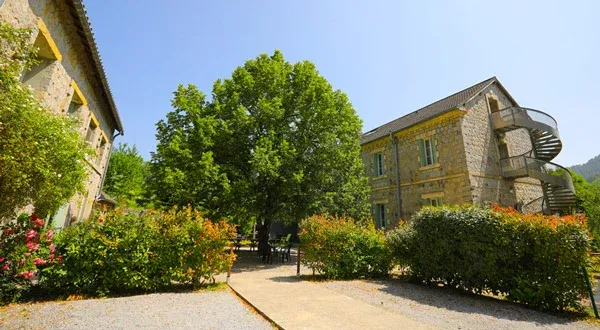 Façade de l'ancienne gendarmerie reconvertie en gîte de groupe