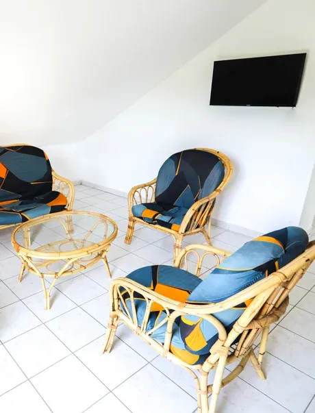 Grand salon commun avec espace détente et billard