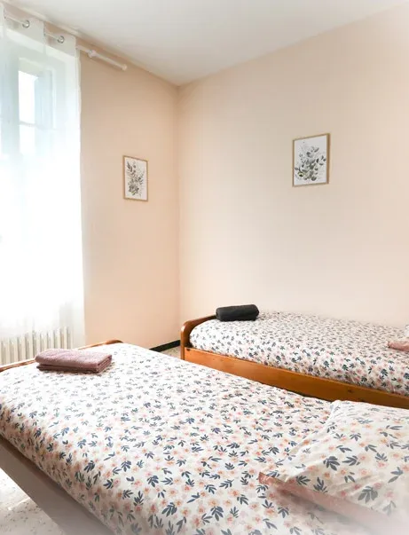 Chambre individuelle lumineuse dans l'ancienne gendarmerie