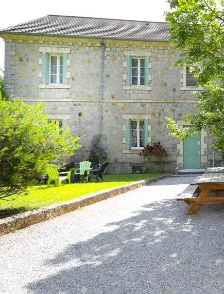 Cour intérieure clôturée de 2000 m² avec aire de jeux