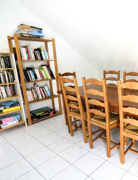 Salle de lecture et d'activités calme pour les groupes