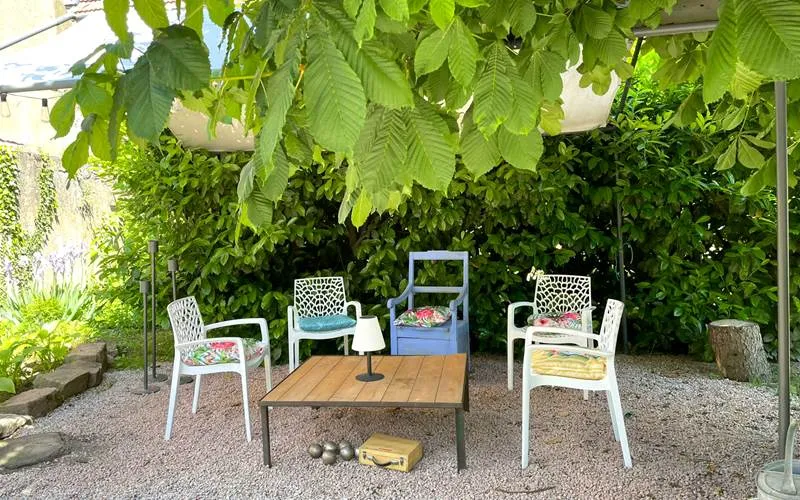 Grand jardin arboré avec terrain de pétanque et barbecue