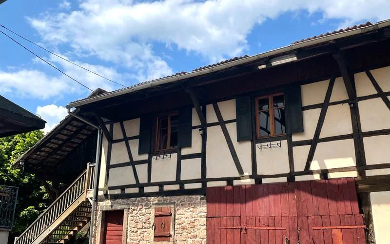 Gîte de groupe La Cour Zaepffel à Dambach-la-Ville — Maison alsacienne à colombages de La Cour Zaepffel au cœur du village médiéval, capacité 28 personnes