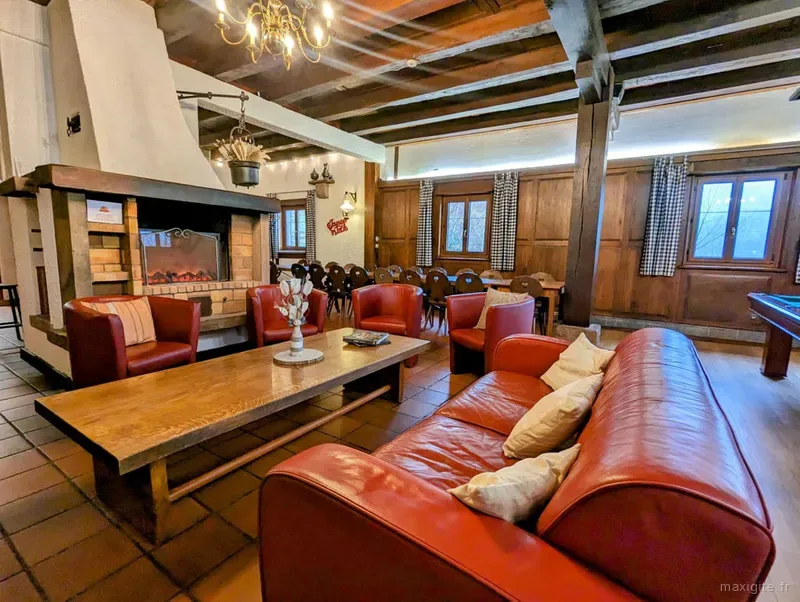 Salle à manger panoramique de 100 m² avec vue sur la vallée boisée